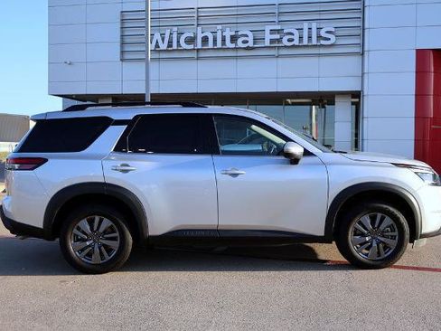 Certified 2025 Nissan Pathfinder SV FWD image 5