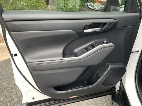 Used 2023 Toyota Highlander Bronze Edition FWD image 17