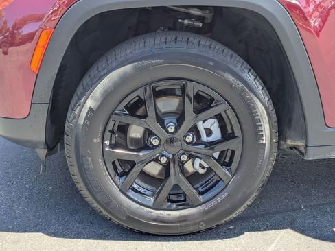 Used 2025 Jeep Grand Cherokee Altitude AWD/4WD image 13