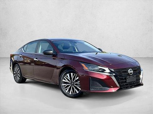 Used 2025 Nissan Altima 2.5 SV FWD image 12