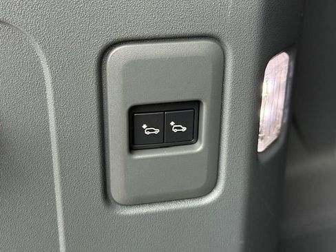 Used 2020 Land Rover Defender 110 First Edition image 36