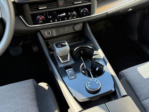 Used 2023 Nissan Rogue SV image 15