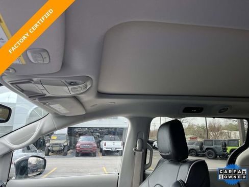 Certified 2024 Chrysler Pacifica Limited image 32
