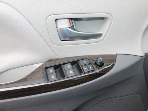 Used 2017 Toyota Sienna XLE FWD image 28