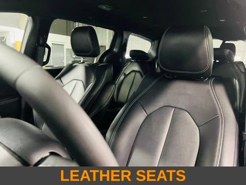 Used 2025 Chrysler Pacifica Select FWD image 3
