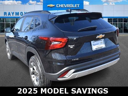 New 2025 Chevrolet Trax LT w/ Sunroof Package image 5
