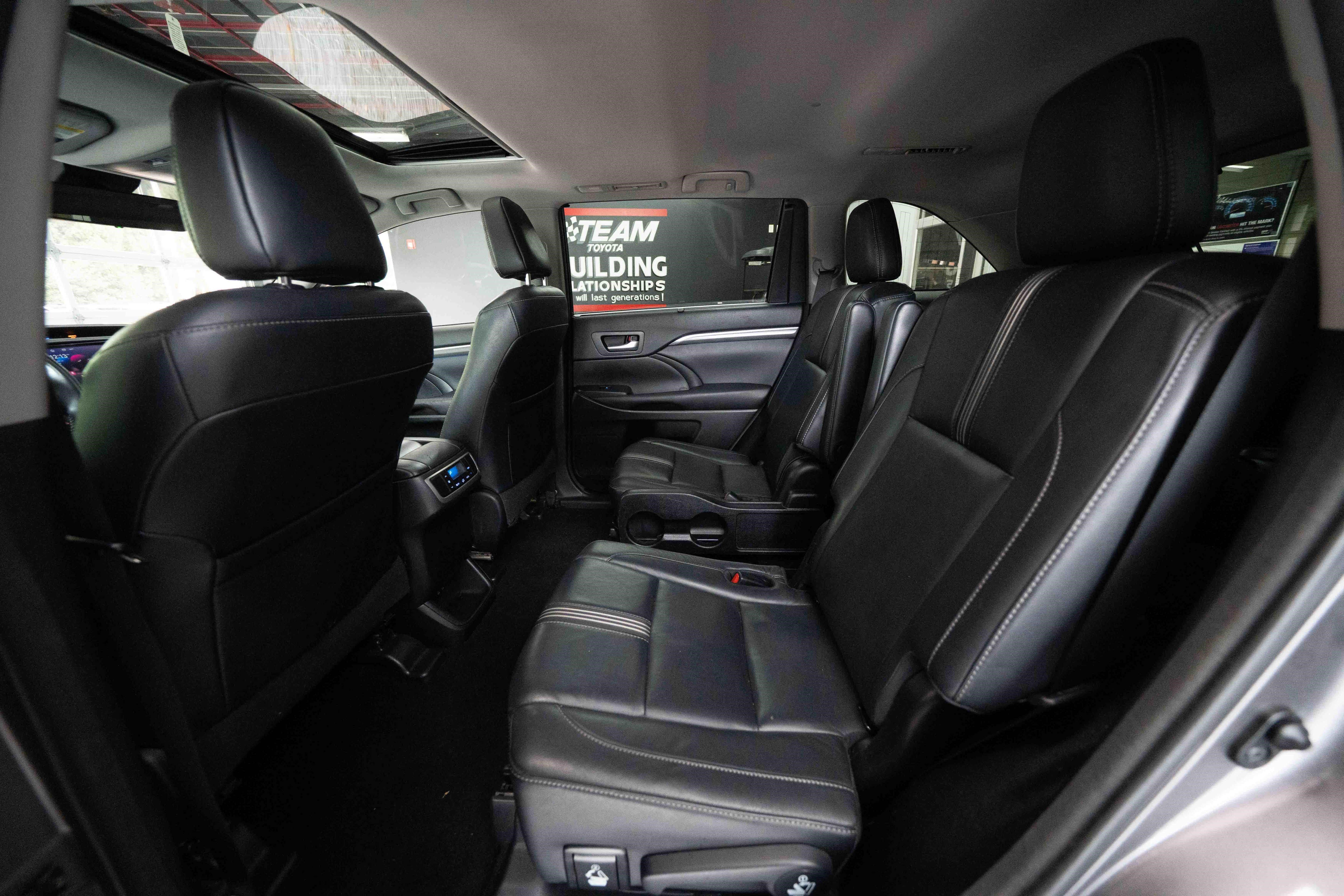 Used 2017 Toyota Highlander SE AWD/4WD image 23