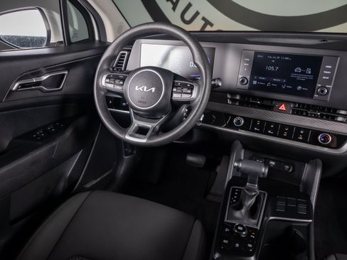 Used 2025 Kia Sportage LX FWD image 7