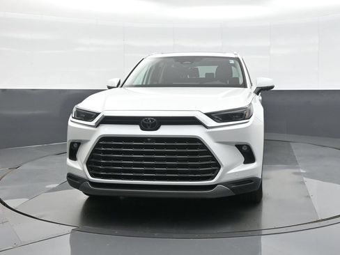 Used 2024 Toyota Grand Highlander AWD image 2