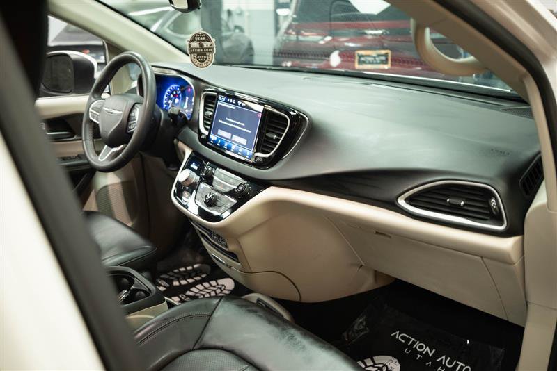 Used 2023 Chrysler Pacifica Touring-L FWD image 15
