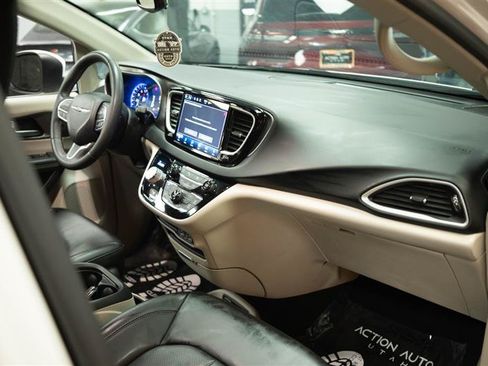 Used 2023 Chrysler Pacifica Touring-L FWD image 15