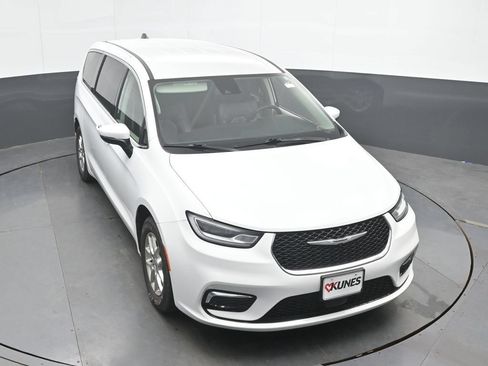 Used 2023 Chrysler Pacifica Touring-L FWD image 35