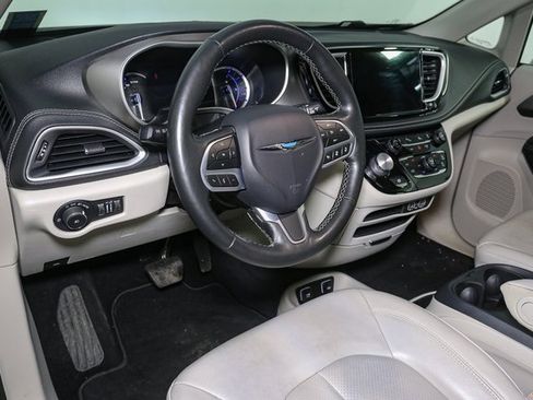 Used 2021 Chrysler Pacifica Touring-L image 23