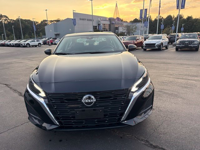 Used 2025 Nissan Altima 2.5 SV FWD image 2