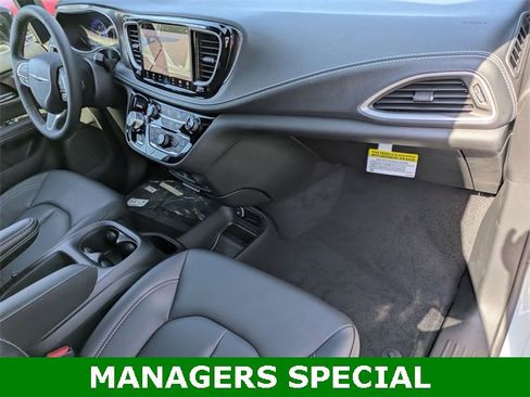 New 2026 Chrysler Pacifica Select image 32