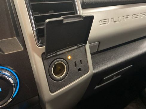 Used 2019 Ford F250 Lariat w/ Chrome Package image 32