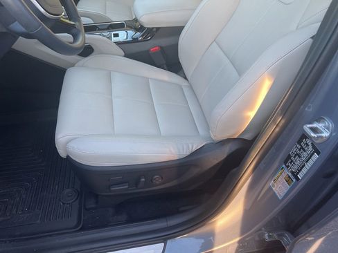 Used 2025 Kia Telluride SX w/ SX Captain's Chair Package image 12