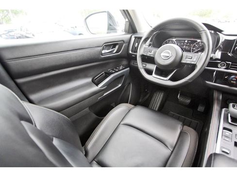 Used 2024 Nissan Pathfinder SL FWD image 8
