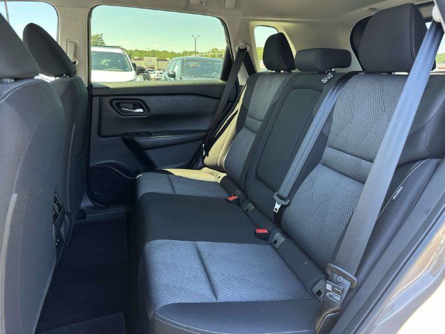 Used 2024 Nissan Rogue SV AWD/4WD image 17