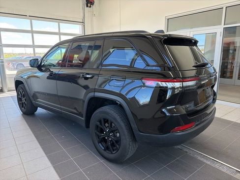 Used 2025 Jeep Grand Cherokee Altitude AWD/4WD image 3