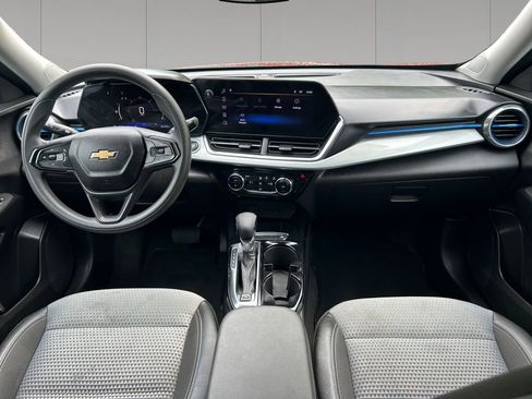 Used 2025 Chevrolet Trax LT FWD image 12
