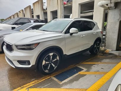 Used 2021 Volvo XC40 T5 Momentum w/ Premium Package