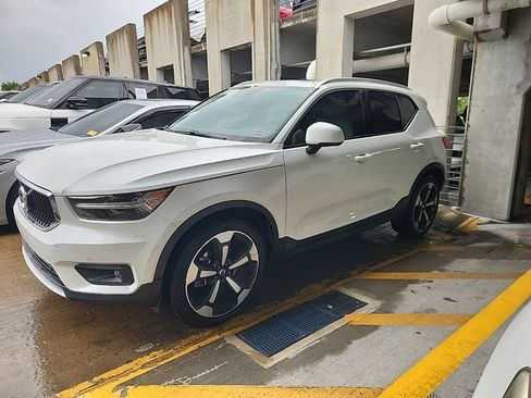 Used 2021 Volvo XC40 T5 Momentum w/ Premium Package AWD/4WD image 1
