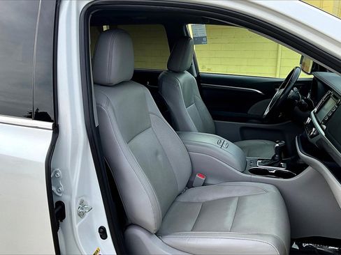 Used 2019 Toyota Highlander Limited Platinum image 10