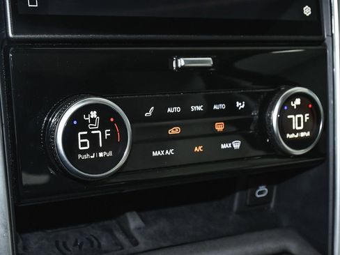 Used 2025 Land Rover Discovery S image 31