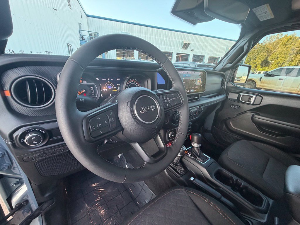 Used 2025 Jeep Gladiator Mojave w/ Convenience Group AWD/4WD image 17