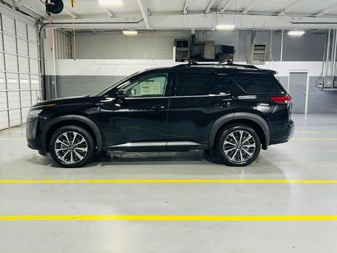 New 2026 Nissan Pathfinder Platinum FWD image 17
