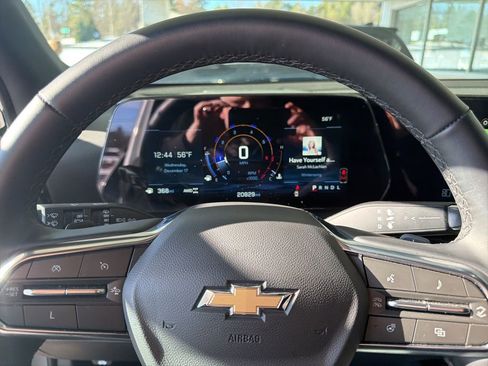 Used 2025 Chevrolet Equinox LT image 11