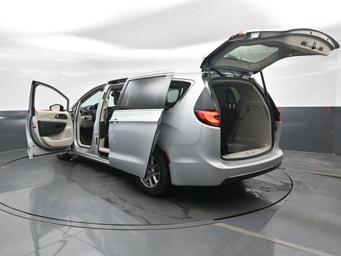 Used 2024 Chrysler Pacifica Touring-L FWD image 49