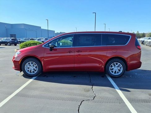 New 2026 Chrysler Pacifica Select image 3