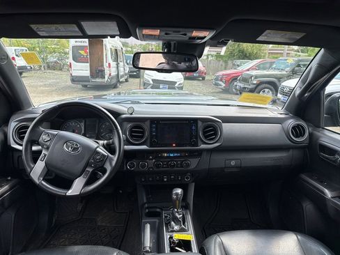 Used 2018 Toyota Tacoma TRD Sport AWD/4WD image 22