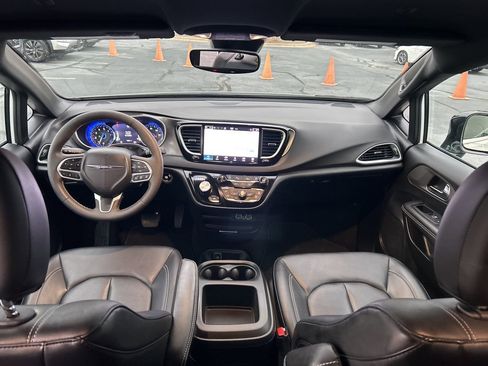 Used 2025 Chrysler Pacifica Select image 31