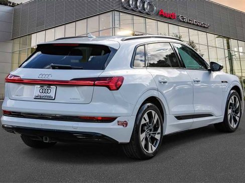 Used 2022 Audi e-tron Premium w/ Convenience Plus Package image 4