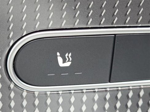 Used 2023 Mercedes-Benz GLB 250 4MATIC w/ Premium Package image 10