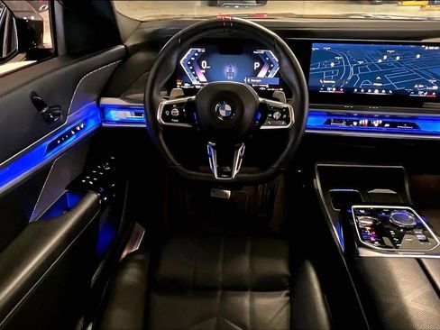 Used 2025 BMW 740i image 5