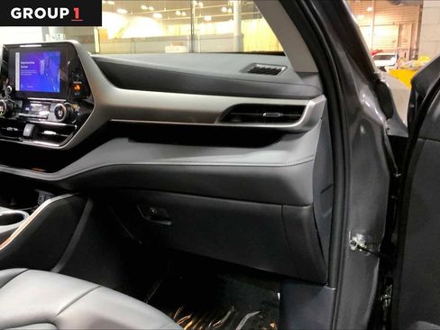 Used 2024 Toyota Highlander XLE image 18