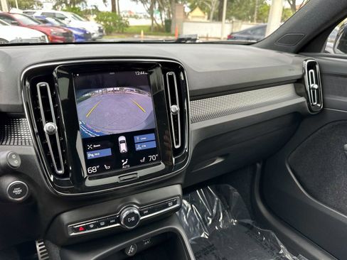 Used 2022 Volvo XC40 T5 R-Design image 27