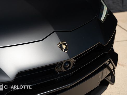Used 2023 Lamborghini Urus Performante AWD/4WD image 3