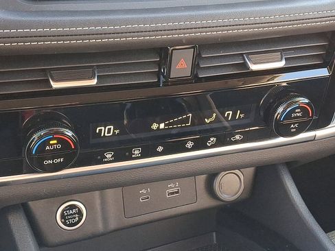 Used 2021 Nissan Rogue SV image 15