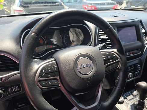 Used 2019 Jeep Cherokee Latitude Plus w/ Cold Weather Group AWD/4WD image 7