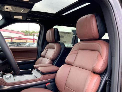 New 2026 Lincoln Navigator L Reserve AWD/4WD image 9