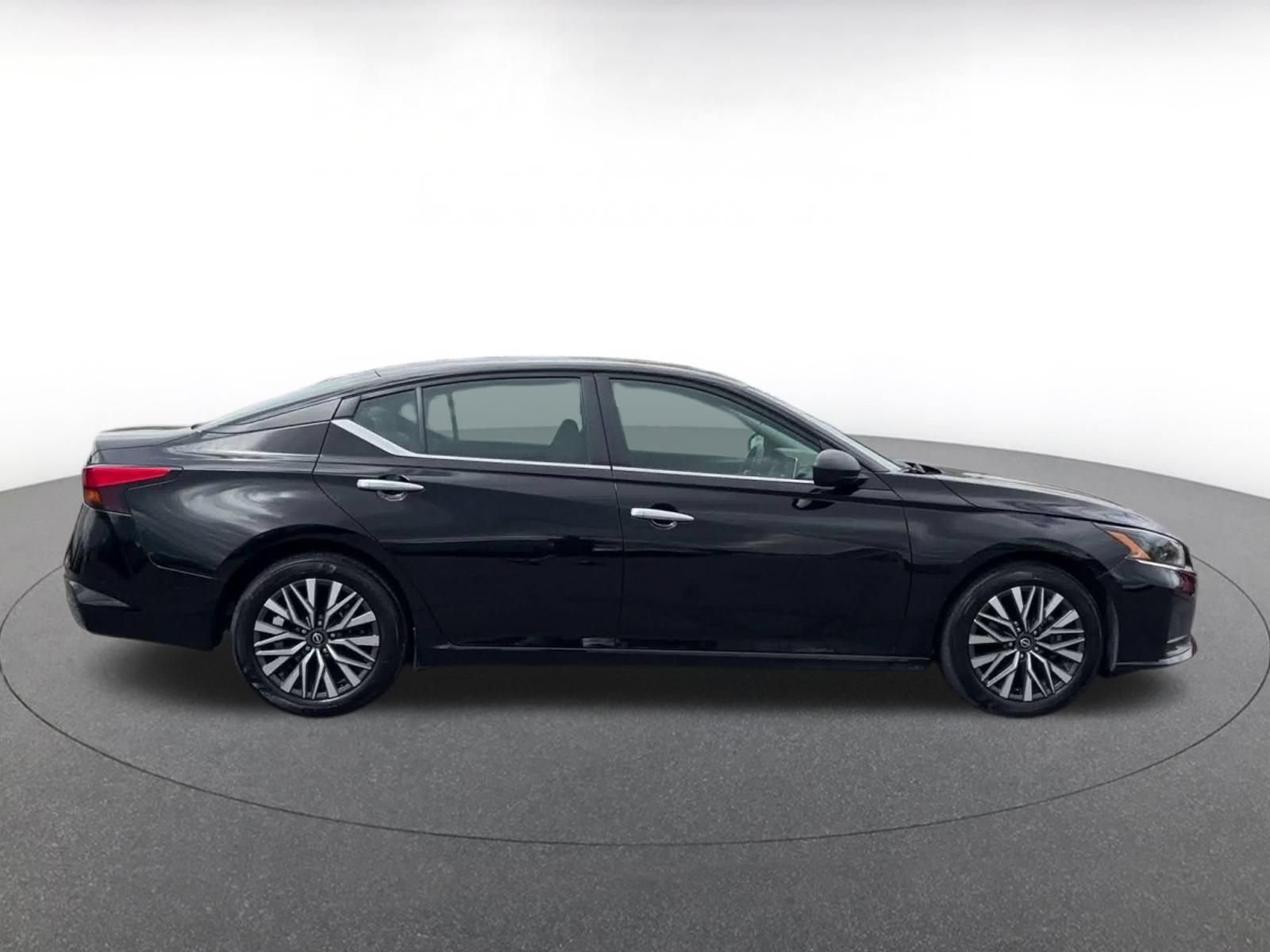 Used 2025 Nissan Altima 2.5 SV FWD image 15