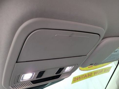 Used 2022 Ford Explorer XLT image 38