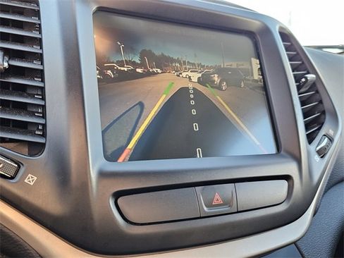 Used 2017 Jeep Cherokee Latitude w/ Comfort/Convenience Group image 19