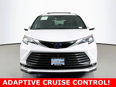 Certified 2025 Toyota Sienna Platinum image 2