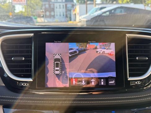 Used 2022 Chrysler Pacifica Touring-L w/ Uconnect Theater Family Group FWD image 27